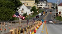 Popravke na mostu Ticonic koje se finansiraju iz dvostranačkog zakona o infrastrukturi, vrijednog 1.000 milijardi dolara, kojeg je predložio Joe Biden, u mjestu Watervilleu u državi Maine. Radovi su počeli u martu 2023. i biće okončani u maju 2027. 