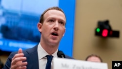 CEO Facebook Mark Zuckerberg memberikan kesaksian dalam sidang dengar pendapat di DPR AS, di Washington mengenai penggunaan data dalam pilpres AS 2016, 11 April 2018.