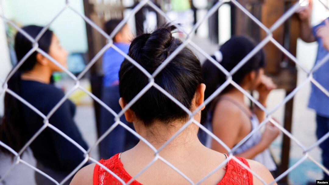 Migrantes que fueron regresados a México bajo el Título 42 esperan en un albergue en Ciudad Juárez el 21 de abril de 2022.