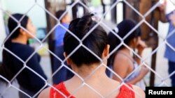 미 남부 국경을 넘은 뒤 '타이틀 42'에 따라 즉시 추방된 사람들이 멕시코 시우다드후아레스의 보호시설에 모여있다. (자료사진)