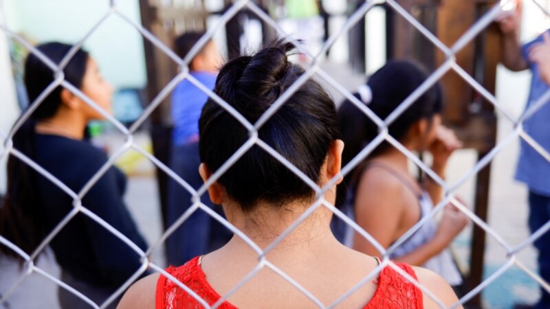 judge delays plans to remove restrictions on asylum