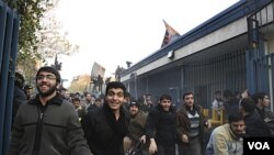 Demonstran Iran memasuki kawasan Kedutaan Besar Inggris di Teheran, Iran, Selasa (29/11).