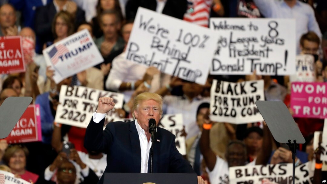 Presiden Donald Trump mengepalkan tangannya memberi semangat kepada para pendukungnya di akhir rapat akbar (18/2). Melbourne, Florida. (foto: AP Photo/Chris O'Meara)