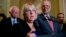 La senadora Patty Murray acompañada por los senadores Bernie Sanders y el líder de la minoría en el Senado, Chuck Schumer anuncian el acuerdo bipartidista alcanzado para volver a otorgar subsidios federales a las compañías de seguro.