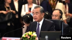 中国外交部长王毅2023年7月13日在东盟外长会议上发言。（媒体联访照片）