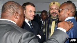 De gauche à droite, le président gabonais Ali Bongo, le président français Emmanuel Macron, le roi du Maroc Mohammed VI et le Premier ministre bissau-guinéen Umaro Sissoco Embalo à Abidjan, le 29 novembre 2017.