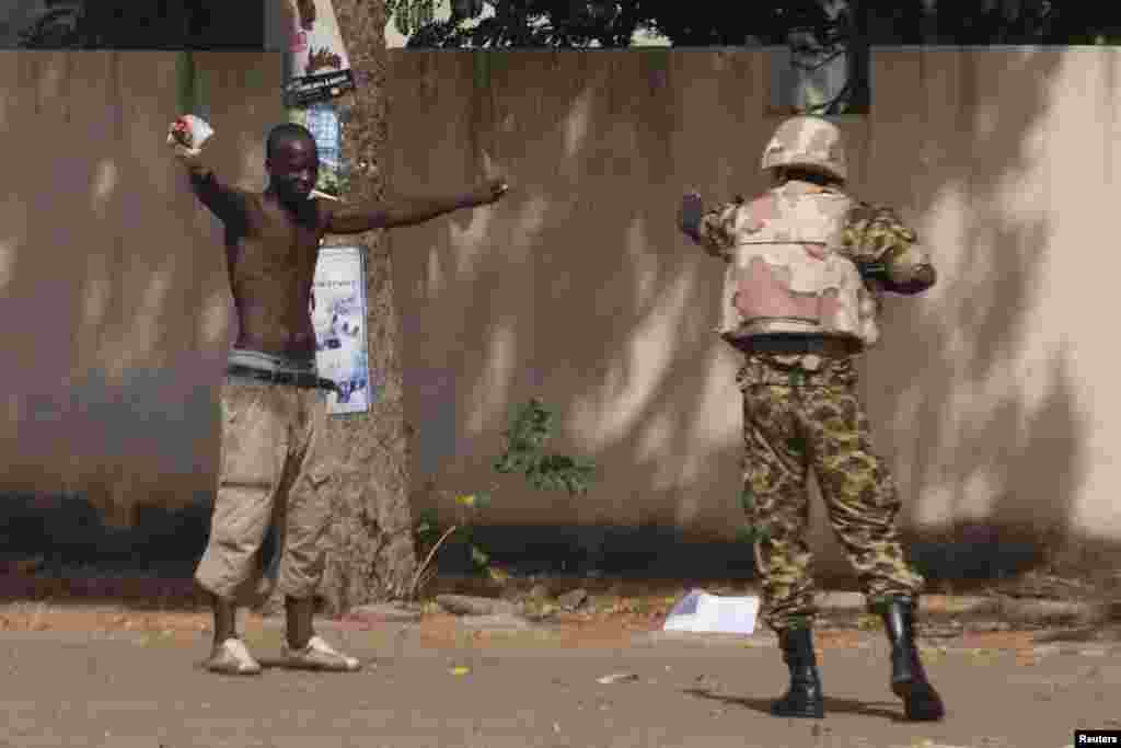 L&rsquo;armée et les forces de sécurité ont tenté de rétablir l&rsquo;ordre après une vague des manifestations dont le point le culminant était l&rsquo;incendie du parlement jeudi le 30 octobre 2014, contraignant le président Blaise Compaoré à la démission vendredi 31 octobre 2014 après 27 années de règne. 