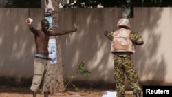 Un manifestant face et un militaire,Ouagadougou, 30 octobre 2014
