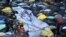香港民間人權陣線8-18反送中維園流水式集會，第一批從維園疏散的人群，由多名民主派人士拉著一幅集會主題的大橫額帶領。（美國之音湯惠芸拍攝）