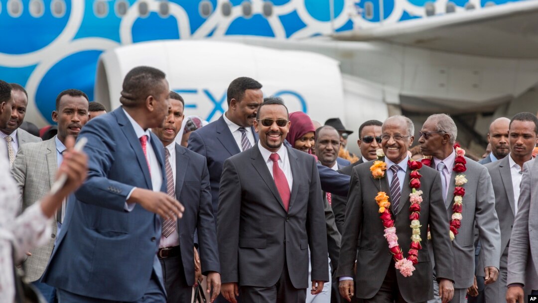 Umushikiranganji wa Eritreya w'Imigenderanire Osman Sale, hagati, aha ikaze umushikiranganji wa mbere wa Ethiopia, Abiy Ahmed, hagati i Addis Ababa, Ethiopia, italiki 26/06/2018. 