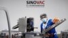 Seorang pekerja di produsen vaksin China, Sinovac Biotech, di Beijing, China (foto: dok). 