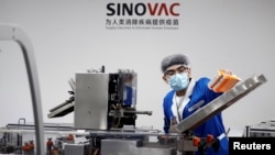 Seorang pekerja di produsen vaksin China, Sinovac Biotech, di Beijing, China (foto: dok). 