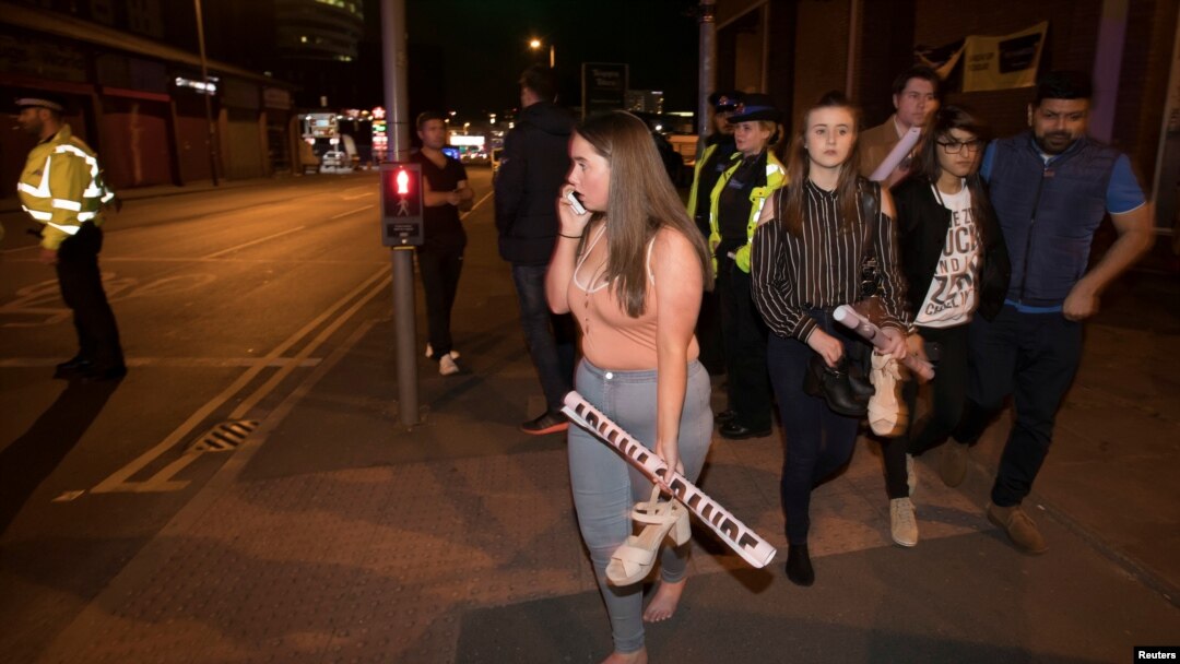 Para penonton konser tampak meninggalkan the Manchester Arena di utara Inggris di mana penyanyi AS, Ariana Grande, sebelumnya tampil di Manchester, Inggris, 22 Mei 2017 (foto: REUTERS/Jon Super)