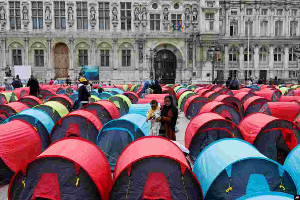 프랑스 파리 시청 앞에 300명이 넘는 이주민들이 텐트를 치고 생활 조건 개선을 요구하고 있다. 