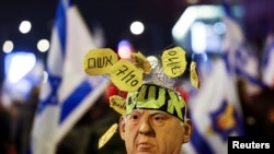 Uma máscara com a imagem do primeiro-ministro israelita Benjamin Netanyahu, num protesto contra o governo e para mostrar apoio aos refénscapturados, em Telavive, Israel, 11 de janeiro de 2025