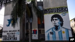 Un mural con la imagen de Diego Maradona y las Islas Malvina en el barrio San Pablo de Buenos Aires, el 23 de mayo de 2022.