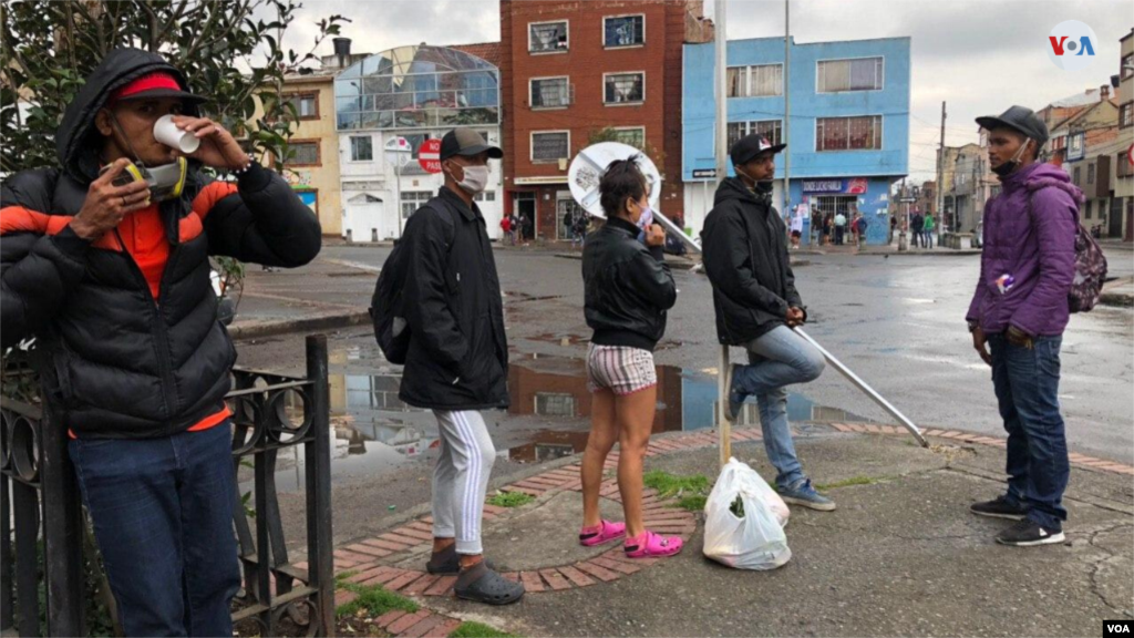 Así como Richard (izquierda) quien es reciclador y dice que &quot;estamos en cada sitio en cada negocio pidiendo una ayuda una colaboración que salgan de su corazón&quot;.&nbsp;[Foto:&nbsp;Karen Sánchez]