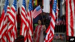ရန်ကုန်မြို့တွင် အမေရိကန်သမ္မတကြိုဆိုနိုင်ဖို့ အမေရိကန်အလံများရောင်းချနေစဉ်။