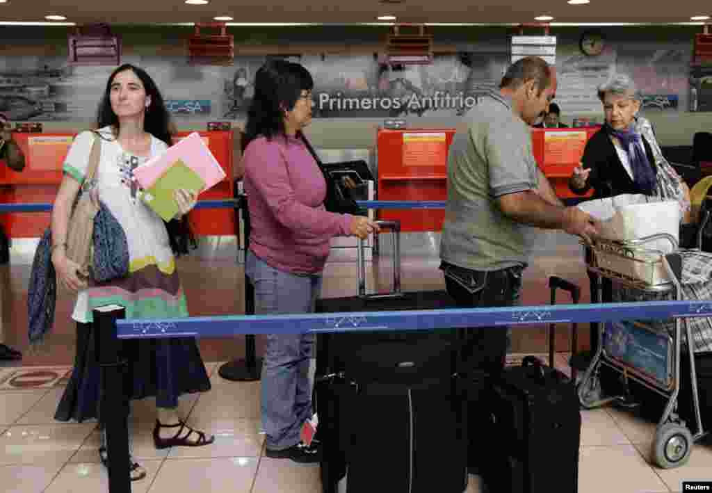 Yoani S&aacute;nchez se prepara para abordar el avi&oacute;n rumbo a Brasil en el aeropuerto internacional Jos&eacute; Mart&iacute; en Cuba. 