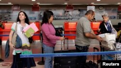 “Estoy fascinada con la solidaridad, con la amistad, con la conciencia que hay de los grandes problemas que tiene Cuba desde acá fuera”, dijo Sánchez a la Voz de América.