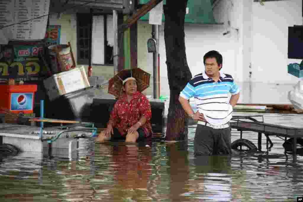 Residents of a flooded Ayutthaya neighborhood, October 6, 2011. (VOA - D. Schearf)