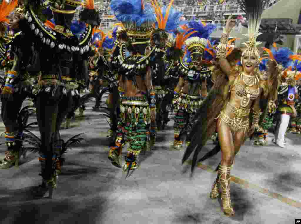 Desfile da Escola de Samba Vila Isabel no Carnaval do Rio, domingo à noite. O enredo prestou homenagem à cultura, história, fauna e flora de Angola.