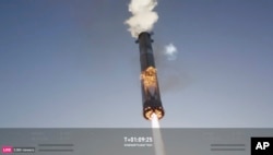 Esta fotografía proporcionada por SpaceX muestra el enorme cohete propulsor de SpaceX regresando a la plataforma de lanzamiento para ser capturado durante un vuelo de prueba el domingo 13 de octubre de 2024 en Boca Chica, Texas. (SpaceX vía AP)