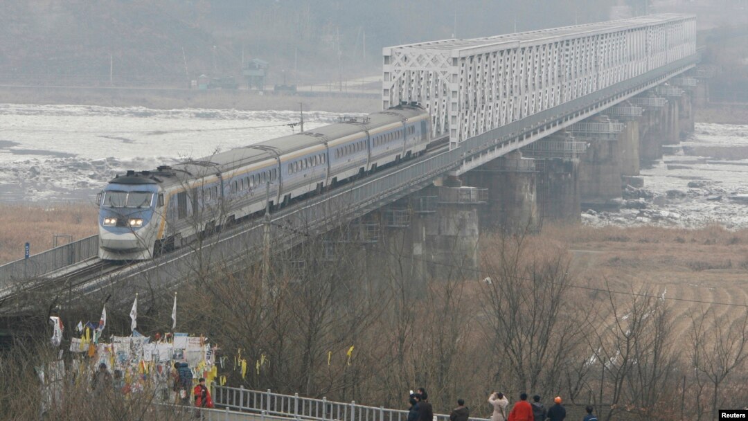 Sebuah kereta melintasi jembatan Sungai Imjin, menuju Stasiun Seoul dari Stasiun Dorasan, Paju, stasiun paling utara di sisi selatan jalur Gyeongui, 18 Januari 2009. (Foto: dok).