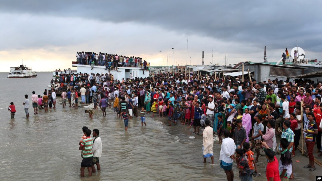 Warga berkumpul di tepi sungai Padma setelah sebuah feri terbalik di distrik Munshiganj, Bangladesh, 4 Agustus 2014.