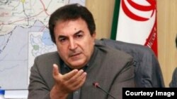 آقای ادیبی ۴۹ ساله است و در ادبیات دکترای تخصصی دارد