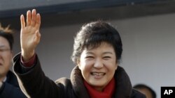 پارک گون هی نخستین زن در تاریخ کره جنوبی است که رئیس جمهوری می شود.
