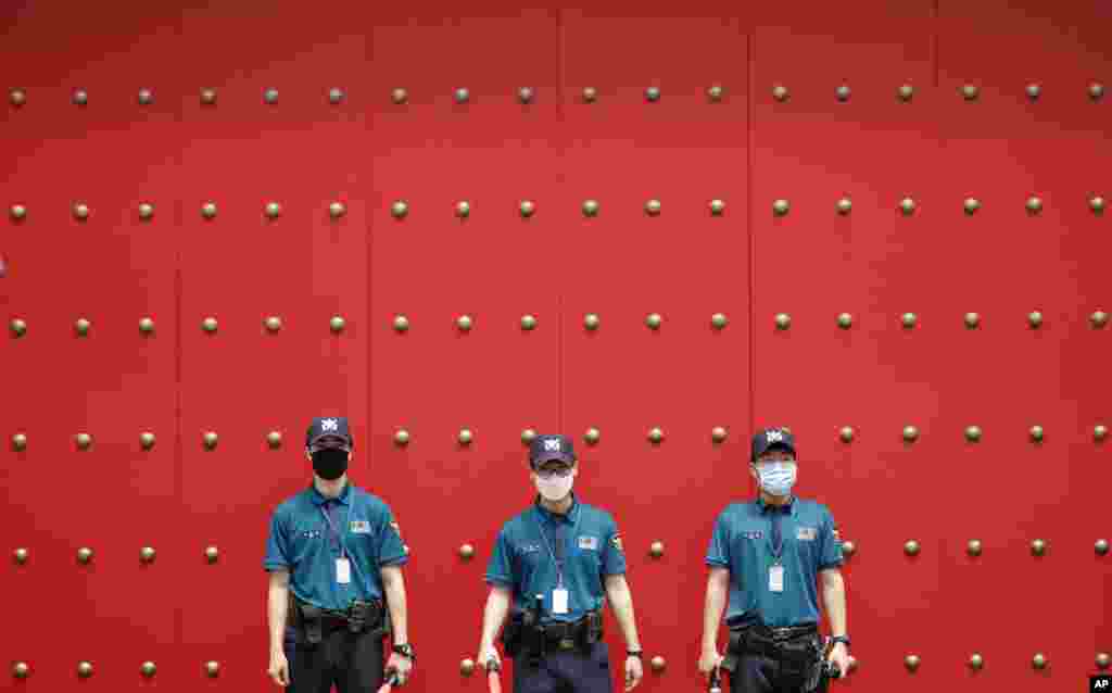 한국 서울 중심가에서 경찰관들이 신종 코로나바이러스 감염 확산을 막기 위해 마스크를 쓰고 있다.