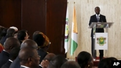 Le président ivoirien Alassane Ouattara après la signature d'un code de conduite au palais présidentiel à Abidjan, le 7 octobre 2015. (Photo AP) 