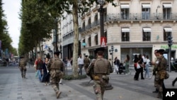 Soldados patrullan la avenida Champs Elysees antes de los Juegos Paralímpicos de París el martes 20 de agosto del 2024. 