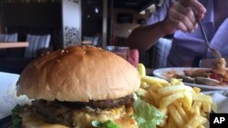 A combination hamburger served in Pyongyang, North Korea, June 12, 2018. A new Australian study links fast food, like burgers, to dementia.