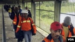 Pekerja perusahaan Freeport-McMoran berjalan di area pertambangan dalam sebuah aksi protes di Timika, Papua Indonesia (foto:dok).