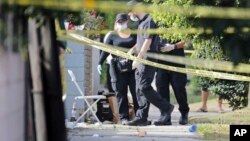 Las condiciones de los heridos varían de críticas a estables. La policía no reveló los nombres ni edades de las víctimas.