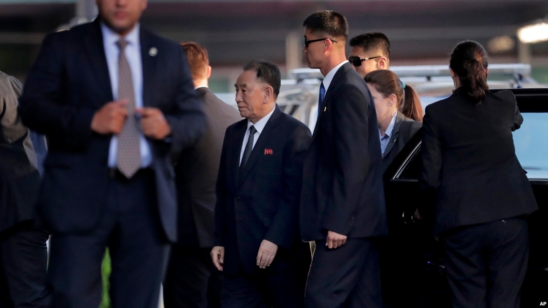 Kim Jong Čol, u sredini, stiže na večeru sa američkim državnim sekretarom Majkom Pompeom u Njujorku, May 30, 2018, in New York. 