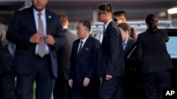 Kim Jong Čol, u sredini, stiže na večeru sa američkim državnim sekretarom Majkom Pompeom u Njujorku, May 30, 2018, in New York. 