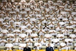 Los cadetes del Instituto Militar de Virginia aplauden durante un discurso del vicepresidente Mike Pence en Cameron Hall, el jueves 10 de septiembre de 2020, en Lexington, Virginia.