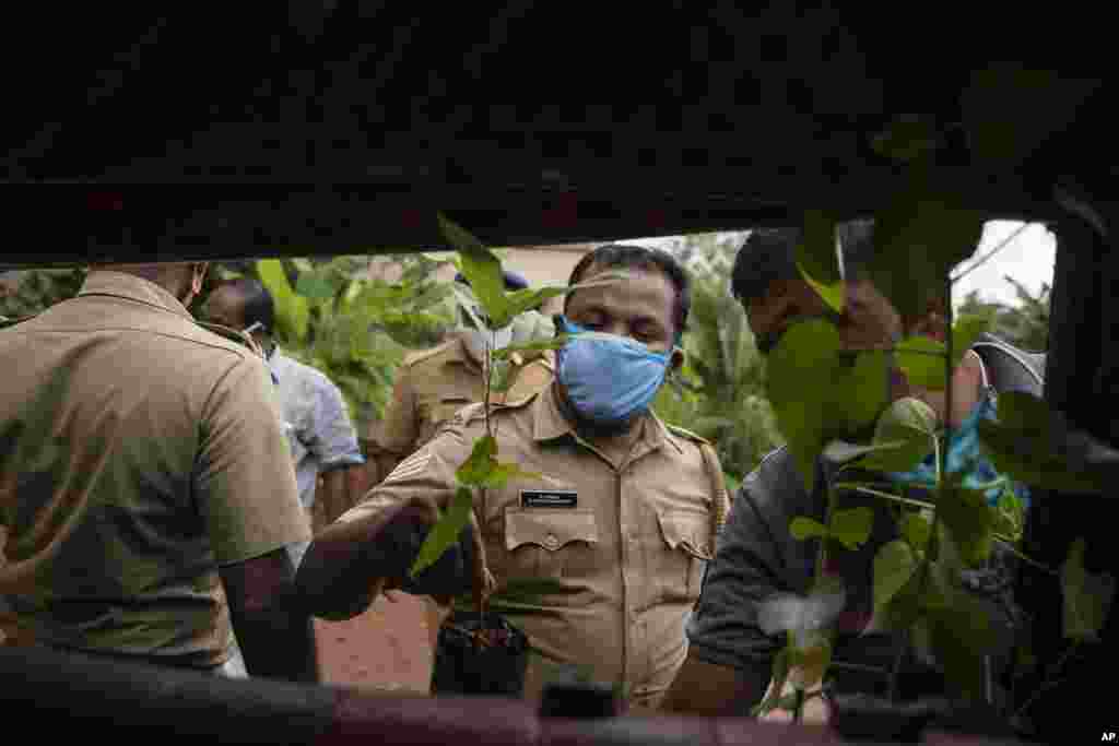 အိန္ဒိယနိုင်ငံ Kochi မြို့မှာ နှာခေါင်းစည်းတပ်ထားတဲ့ ရဲတချို့။ (ဇွန် ၀၅၊ ၂၀၂၀)