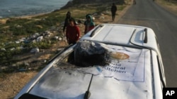 印有援助组织世界中央厨房（WCK）标志的一辆车2024年4月1日在加沙地带遭遇以色列空袭。（美联社）