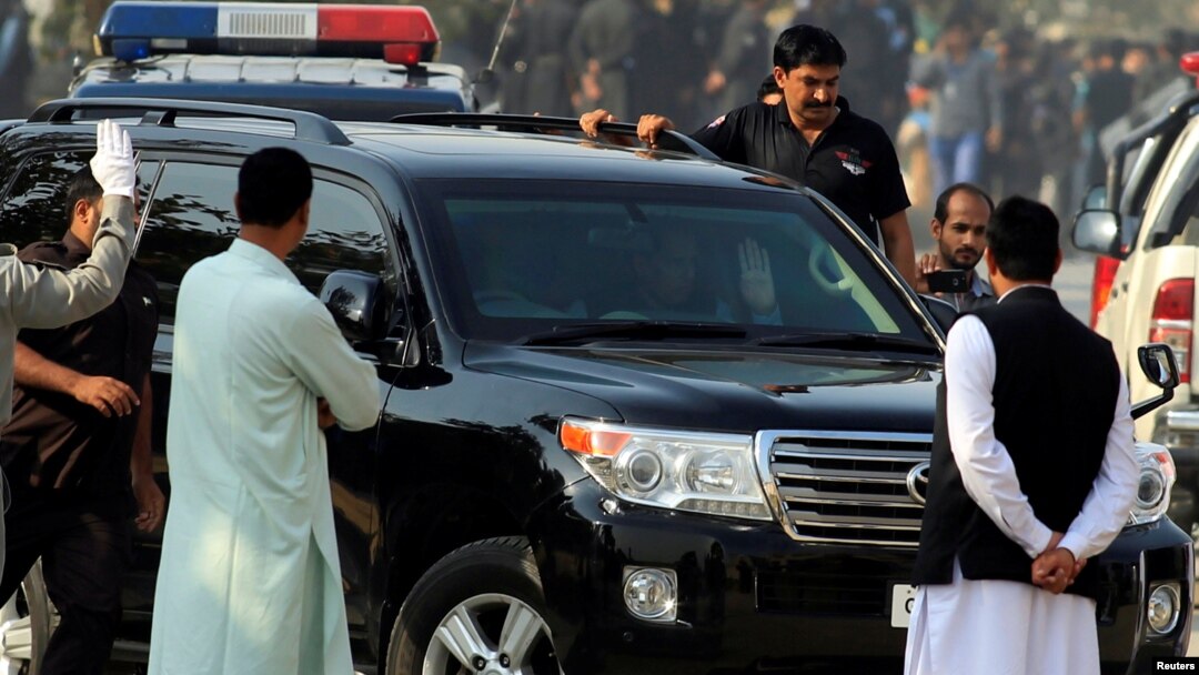 Muhammad Safdar, husband of Maryam Nawaz, daughter of ousted Pakistani premier Nawaz Sharif, waves from a a vehicle as he arrives at an accountability court in Islamabad, Oct. 19, 2017. 