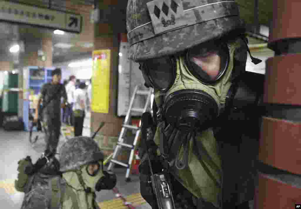 South Korean army soldiers take part in a South Korea-U.S. joint military exercise at a subway station in Seoul, August 20, 2013.