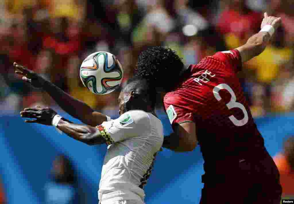 گھانا کے عبدل مجید وارث اور پرتگال کے پیپی فٹ بال کے لیے ایک دوسرے سے جھگڑتے ہوئے
