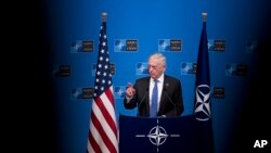 Menteri Pertahanan AS James Mattis dalam konferensi pers pada hari kedua pertemuan Menteri Pertahanan NATO di Markas Besar NATO di Brussels, Belgia, 4 Oktober 2018. 