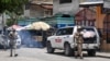 Agentes de policía lanzan gases lacrimógenos a los manifestantes durante una protesta contra la inseguridad en Carrefour-Feuilles, un distrito de Puerto Príncipe, capital de Haití, el 14 de agosto de 2023.