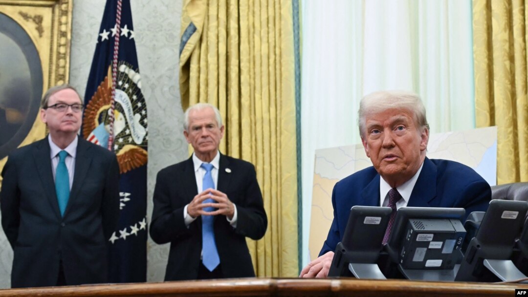 Президент США Дональд Трамп в Овальном кабинете Белого дома объявляет о введении взаимных пошлин. Вашингтон. 13 февраля 2025 года. (Photo by ANDREW CABALLERO-REYNOLDS / AFP).