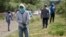 Archivo. Trabajadores de un huerto se colocan equipos mientras se preparan para cortar los manzanos en Yakima, estado de Washington, EE. UU., en junio de 2020.