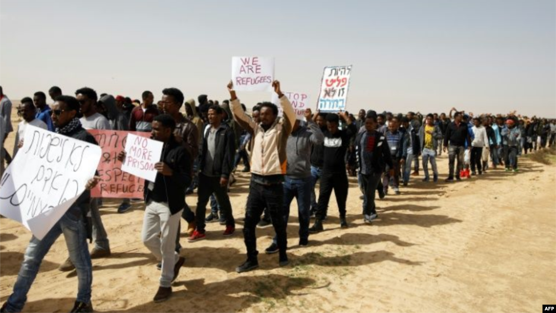 Migran Afrika di Israel melakukan aksi protes menolak upaya untuk memulangkan mereka ke negara asalnya. 
